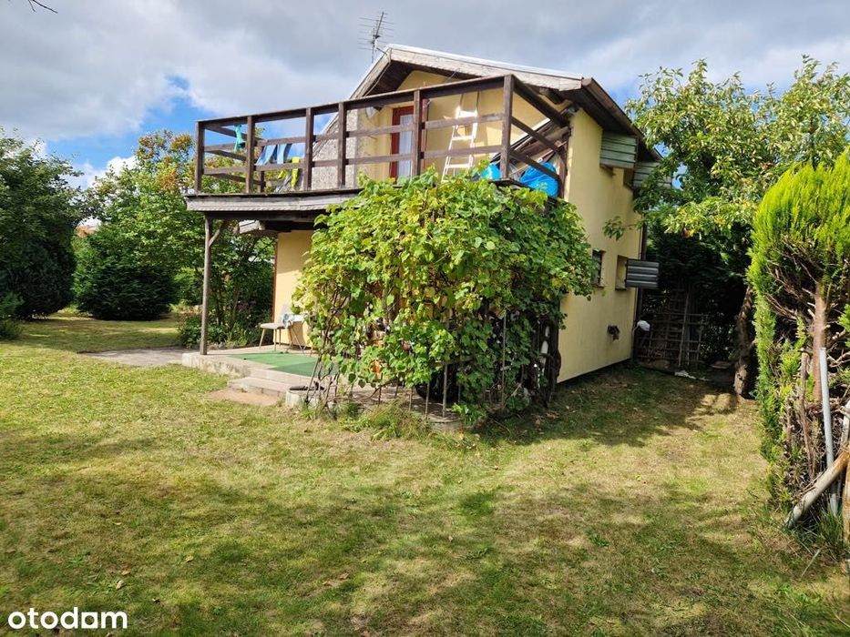 Zadbana działka ROD z piętrowym domkiem i wszystkimi mediami