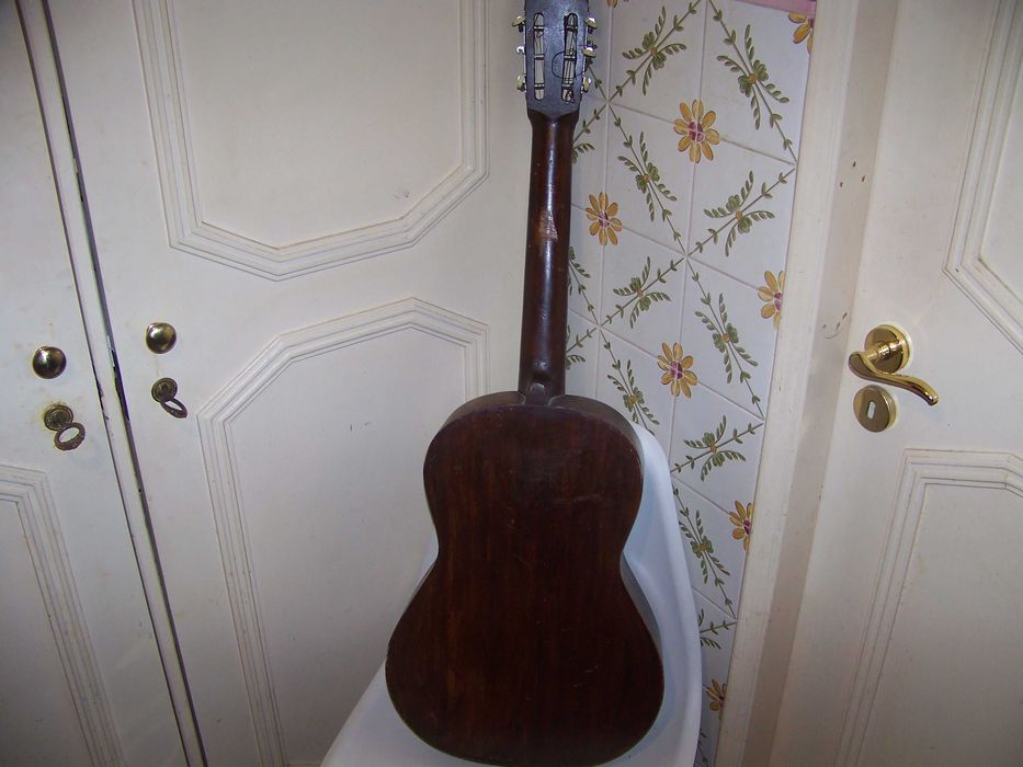 guitarra de caixa com cordas metálicas com defeitos