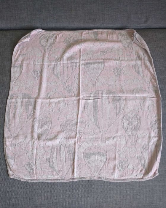 szaro-różowy ręcznik, materiał w wzór balonów, 68x68 cm