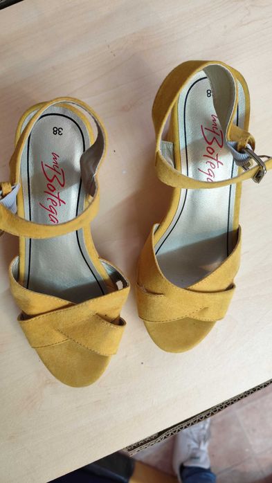 Sapatos de mulher, número 38.