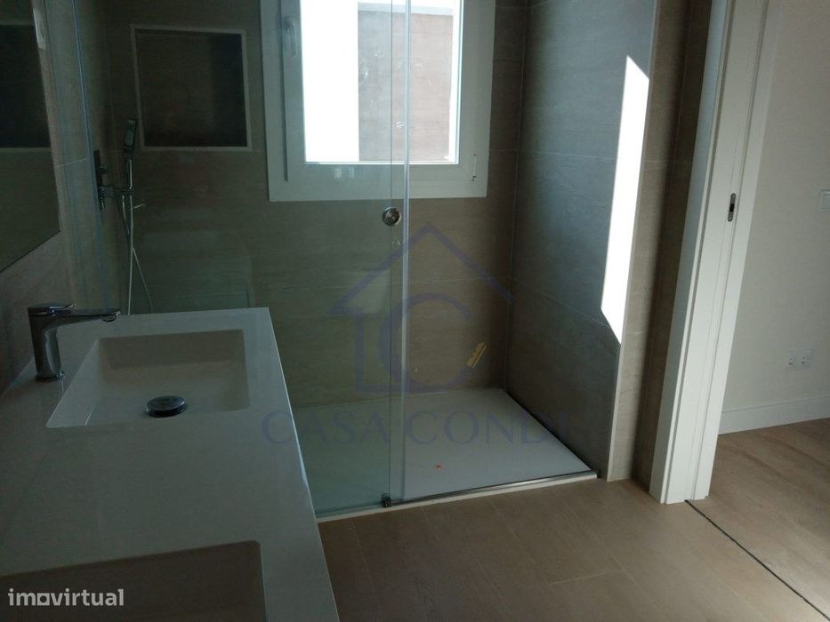 Moradia T4 Duplex com piscina, 180 m², acabamentos de luxo