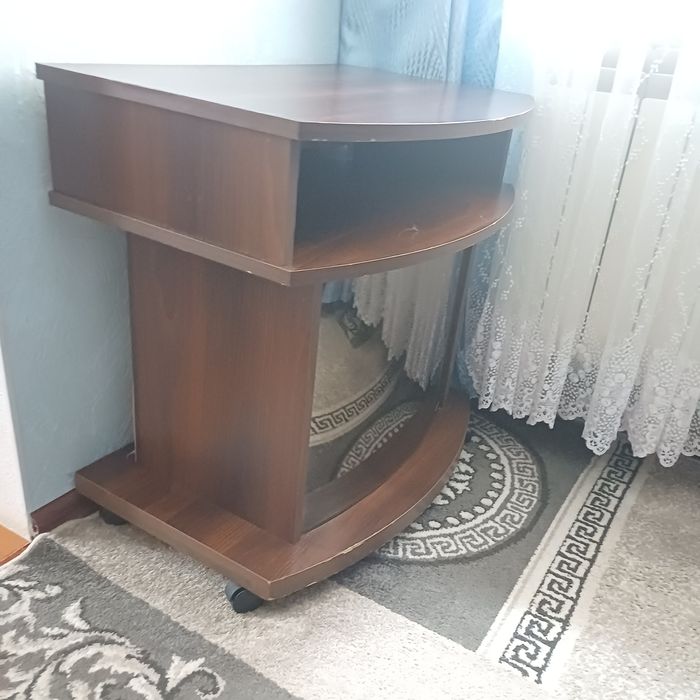 Тумбочка на колесах