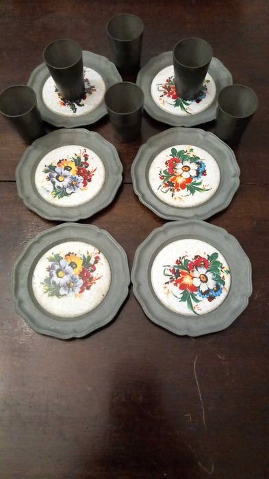 Conjunto de seis pratos e copos de estanho com cerâmica