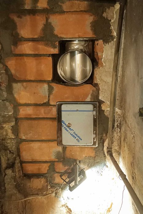 Montaż wkładów kominowych rur Frezowanie kominów Diamentowo