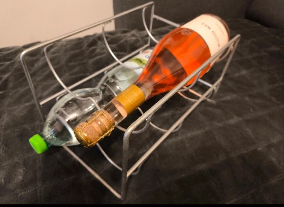 Metalowy stojak na wino i napoje