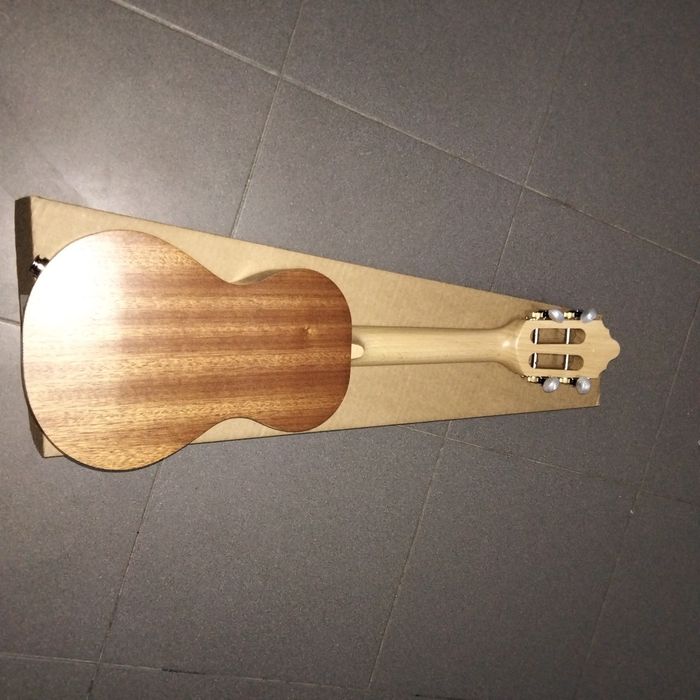 Cavaquinho meio tampo elétrico