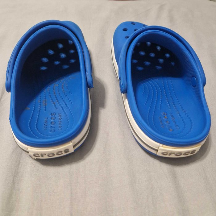 Crocsy niebiesko biale