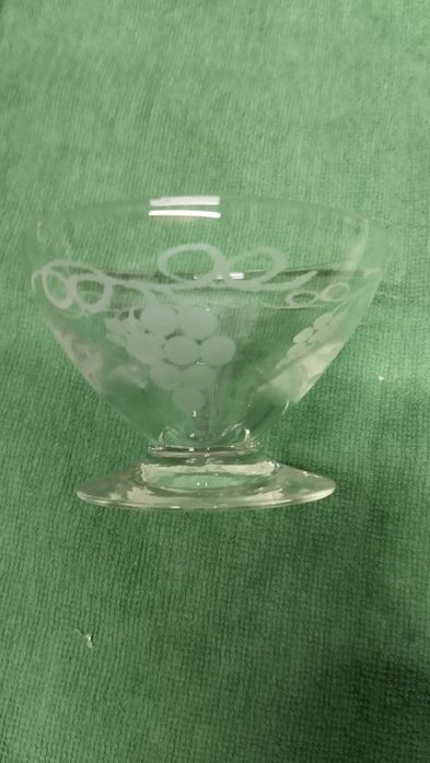 Taças de vidro com desenho gravado