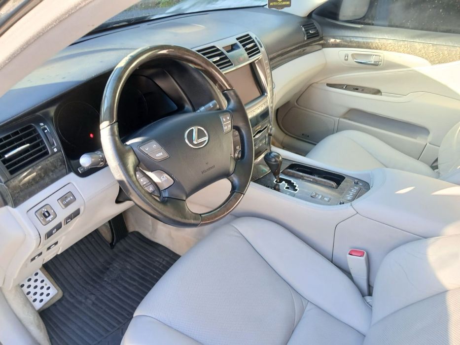 Автомобіль Lexus