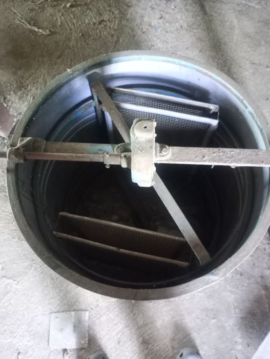 Продам медогонку на две рамки.г Николаев цена 2300