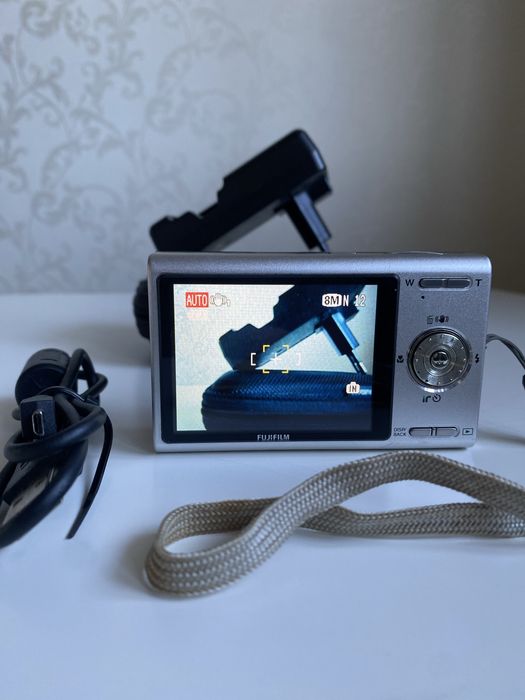 超美品 FinePix F30 シルバー  M111 Fujifilm FinePix F30 F Series 6.3MP 3x Zoom Compact Digital Camera