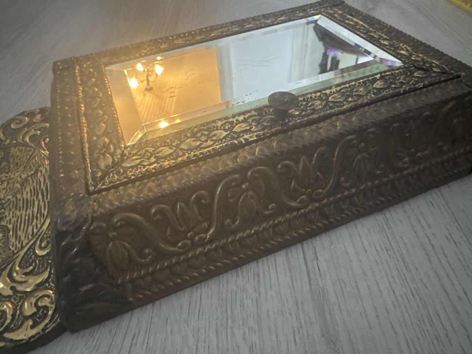 Stare krysztalowe lusterko na mosiężnej szafce ze szczotkami