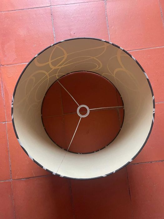 Abajur 45 x 38 preto e cinza com padrão moderno abstrato