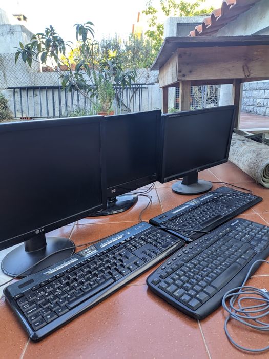 3 monitores com teclados e rato