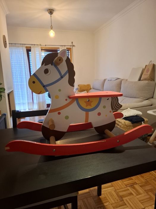 Cavalo de baloiço em madeira