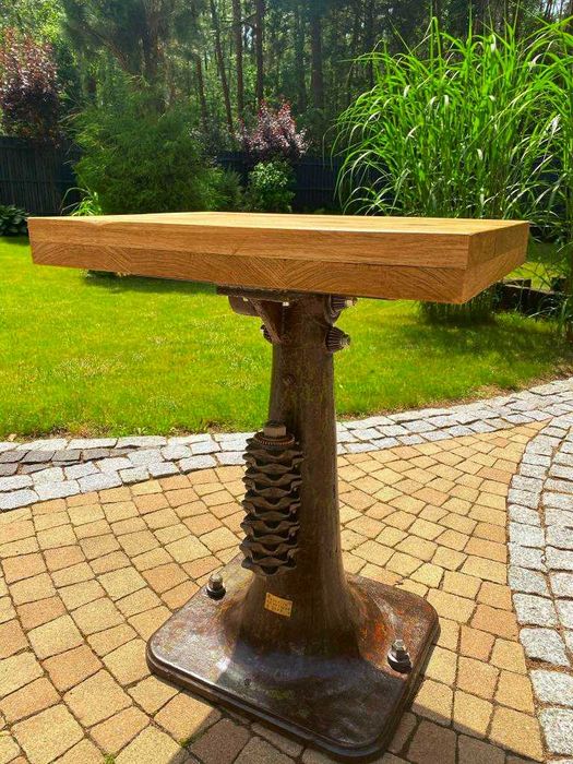 Stół ekspozycyjny, antyk, industrialny