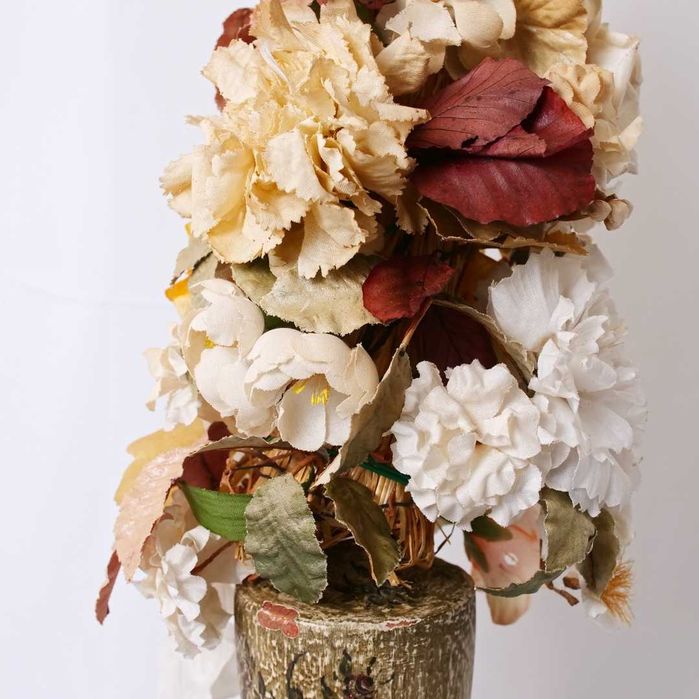 Antiga redoma de vidro com arranjo floral em tecido do século XIX