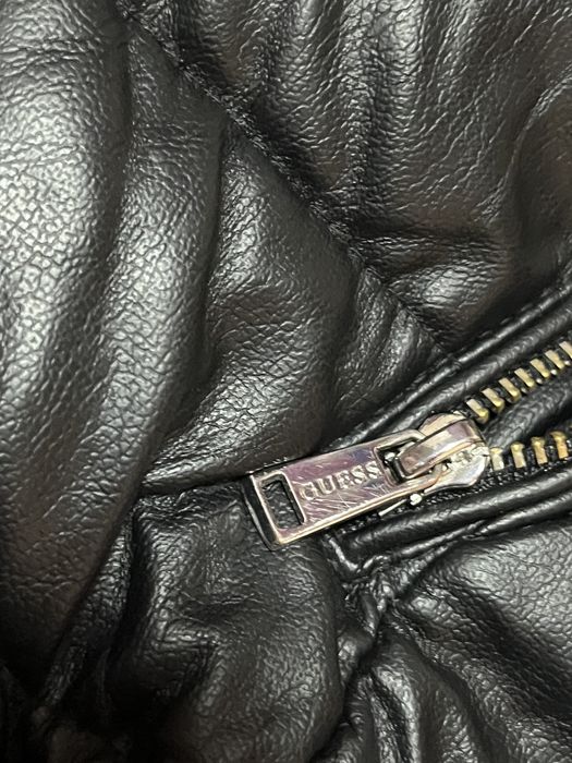 Guess kurtka skórzana czarna pikowaną połyskująca świecąca XS bomber