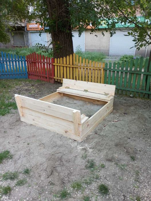 Пісочниця-трансформер з кришкою та лавочками