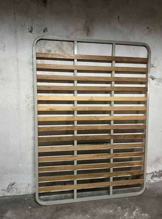 Estrado Metálico 140x195 cm com Ripas de Madeira – Excelente Estado