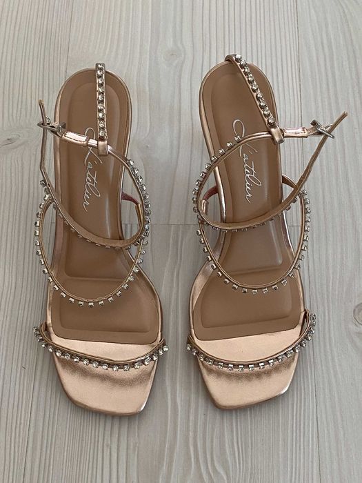 Sandálias com strass cromada rosé novas!