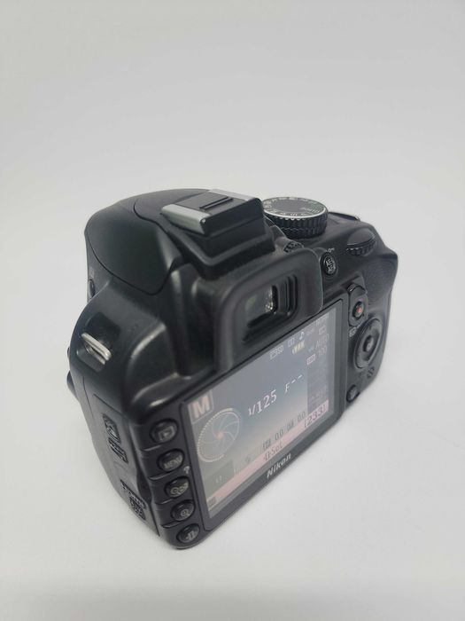 Câmara Nikon D3100 com 6400 fotos