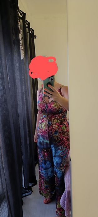 Macacão colorido e decotado de verão. Muito fresco. Usado