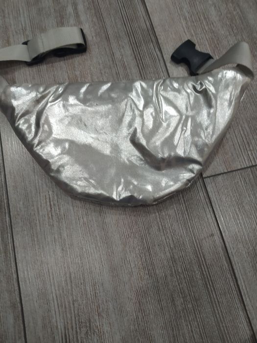 Piękna srebrna nerka saszetka