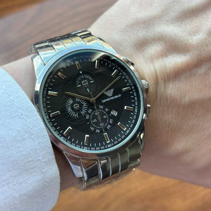 Годинник Emporio Armani на браслеті срібного кольору з темним циферблатом