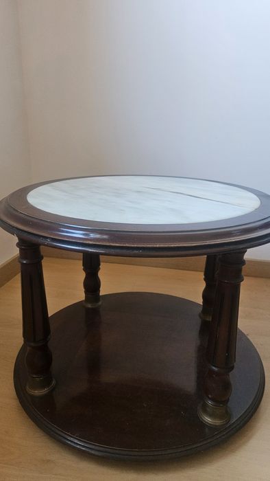 Mesa de centro com pedra de mármore
