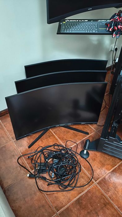 3 Monitores Samsung Odyssey 32" LED QHD 165Hz