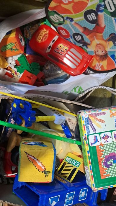 Коробки з іграшками.