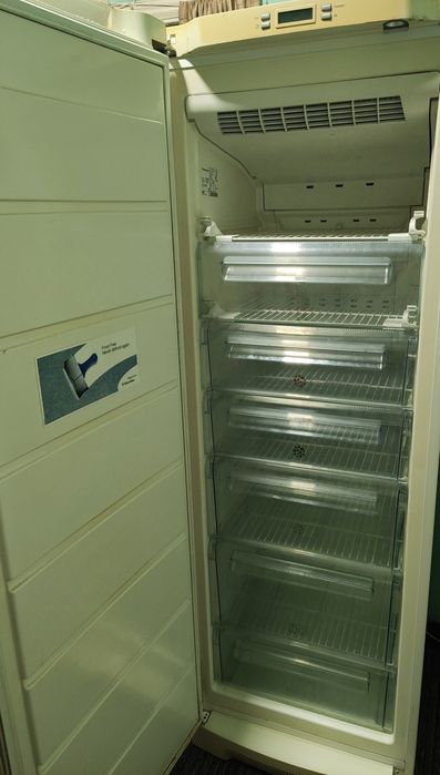 Морозильна камера ELECTROLUX на 267 літрів