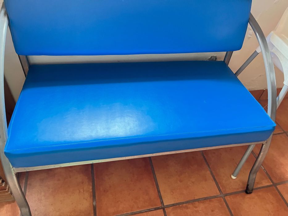 Banco de couro em ótimo estado na cor azul