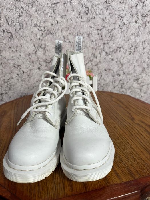 Мартинсы кожа белые