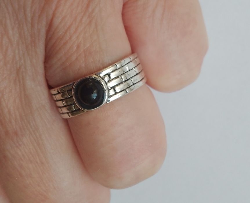 Pierścionek czarne oczko