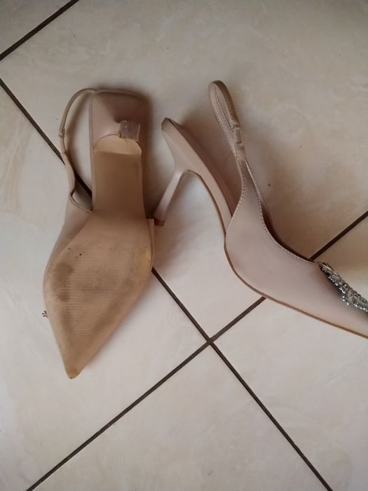 Buty beżowe na obcasie 38