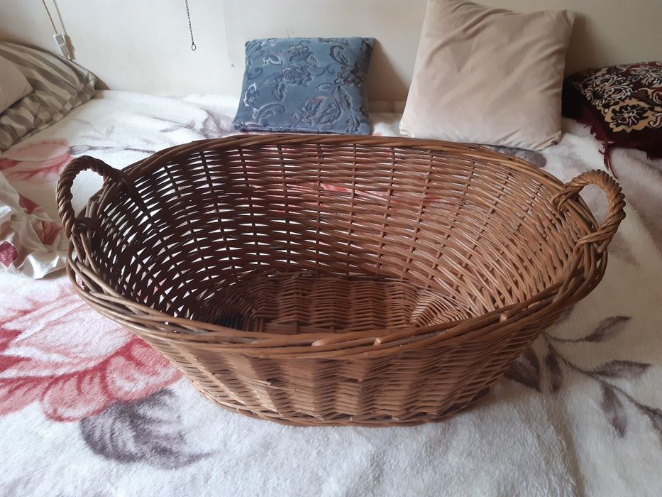 Duży kosz wiklinowy
