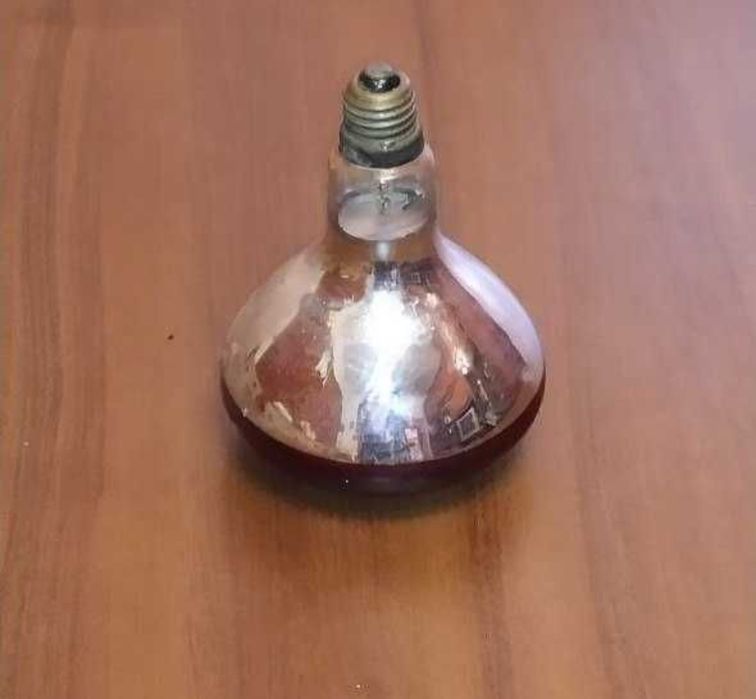 Червона лампа для обігріву