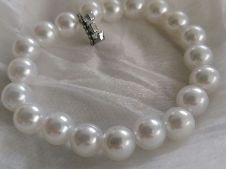 Pulseira de Perolas com a letra E
