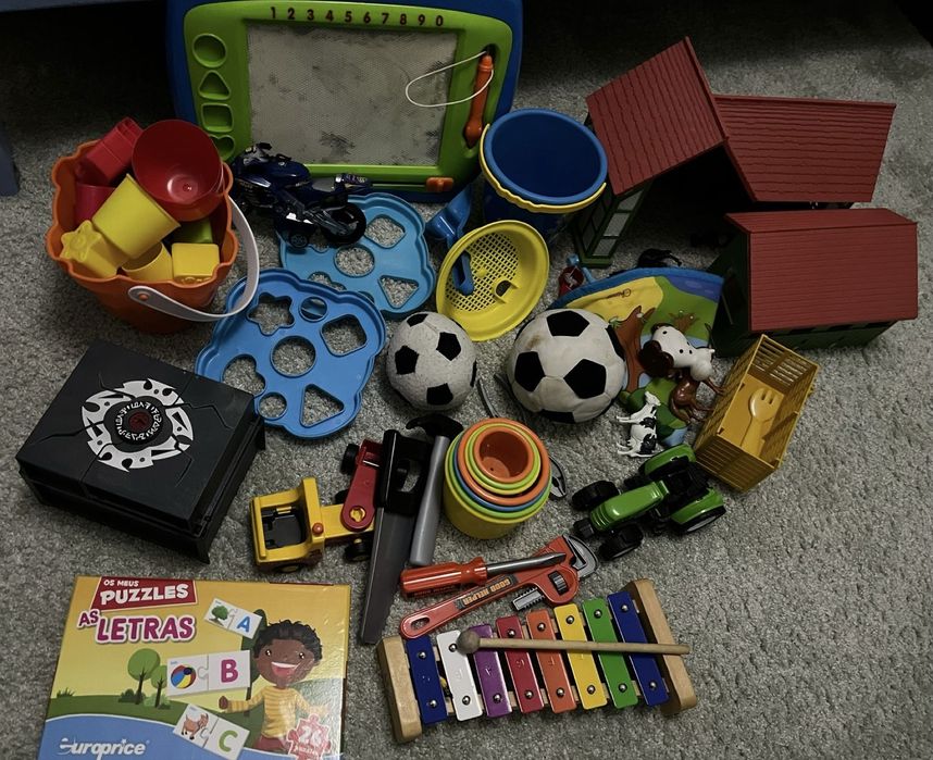 Lote de 4kgs. de brinquedos para crianças de 3 a 6 anos