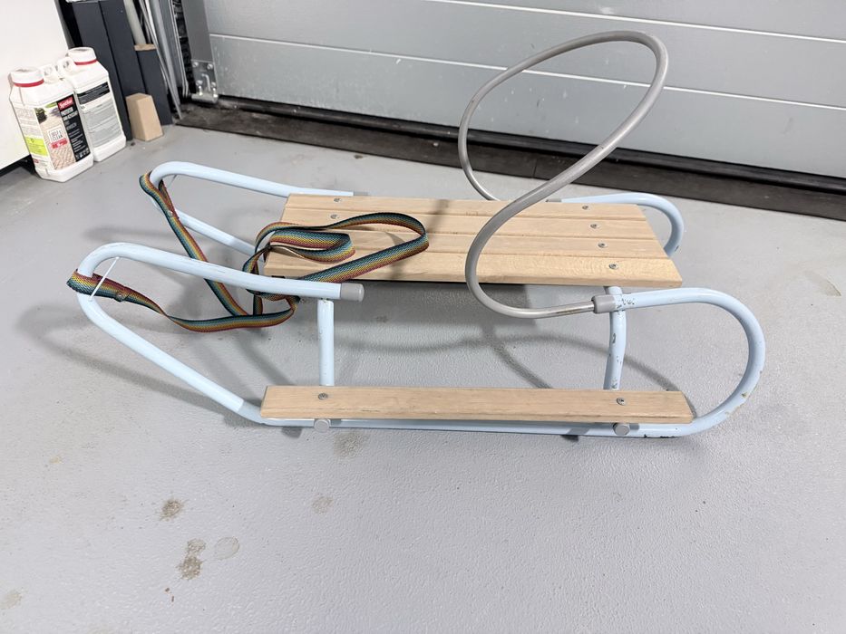 Sanki metalowe z oparciem