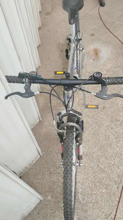 Bicicleta desportiva c/suspensão dianteira de alumínio