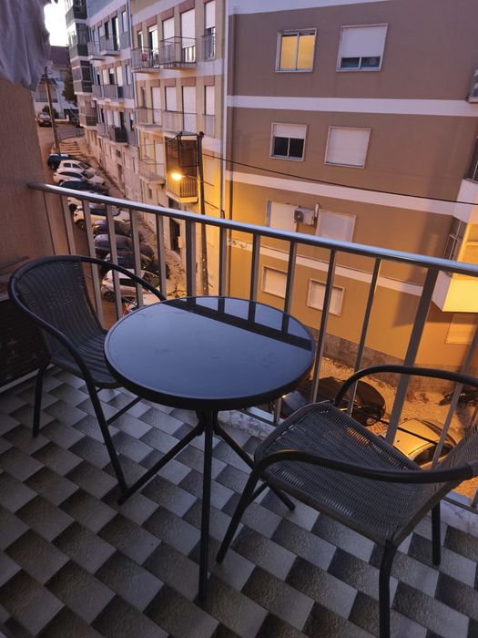 Conjunto 2 cadeiras + mesa