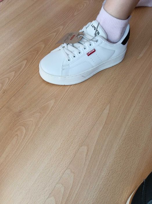 Ténis Levis novos tam. 33