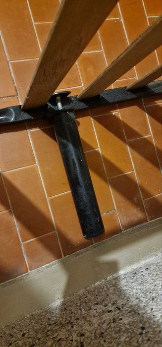 Estrado cama de casal com pés e colchão de 1.6 por 2 metros