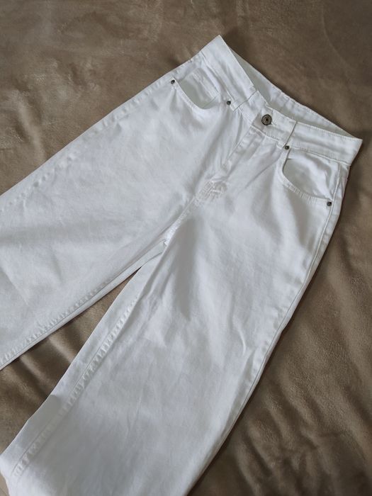 Белые женские джинсы