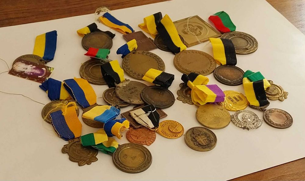 Cerca de 25 Medalhas Vintage, muitas delas, Prémios Palavras Cruzadas