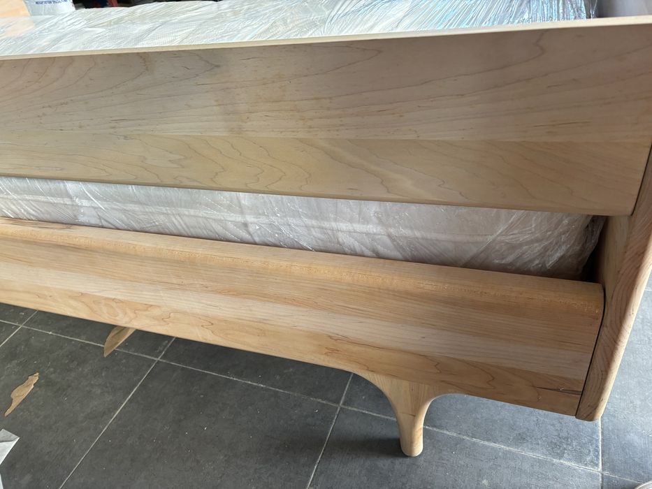 Cama de madeira maciça + estrado