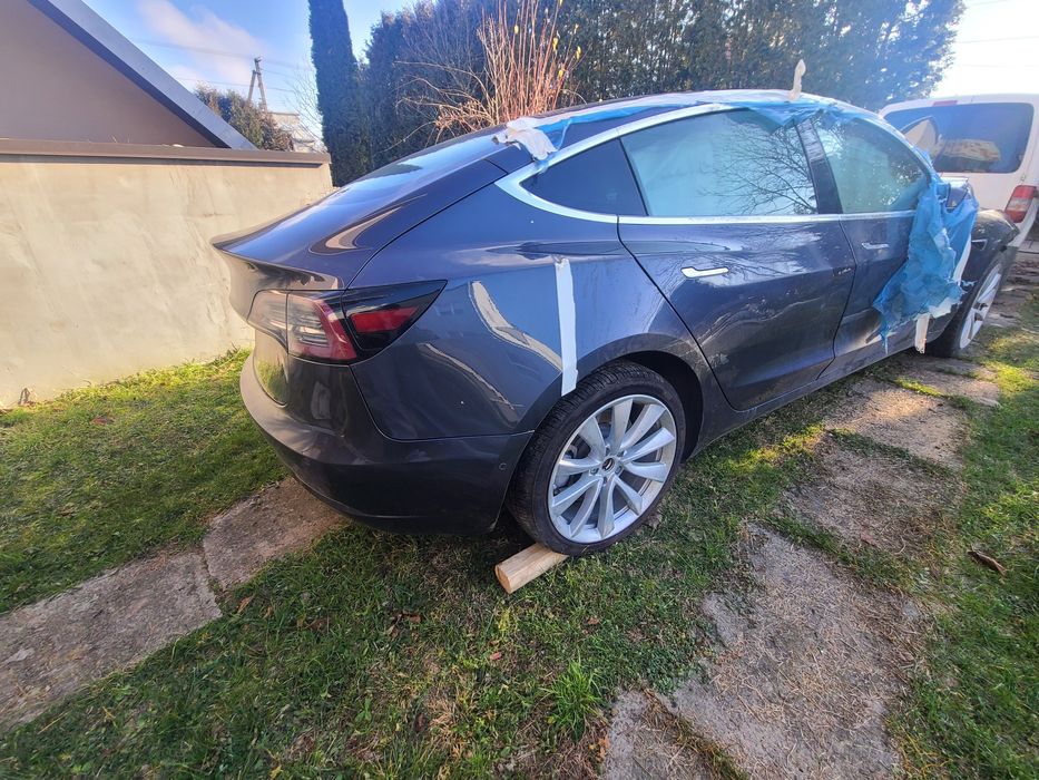 Tesla model 3 розмитнена на обліку знаходиться у Львові